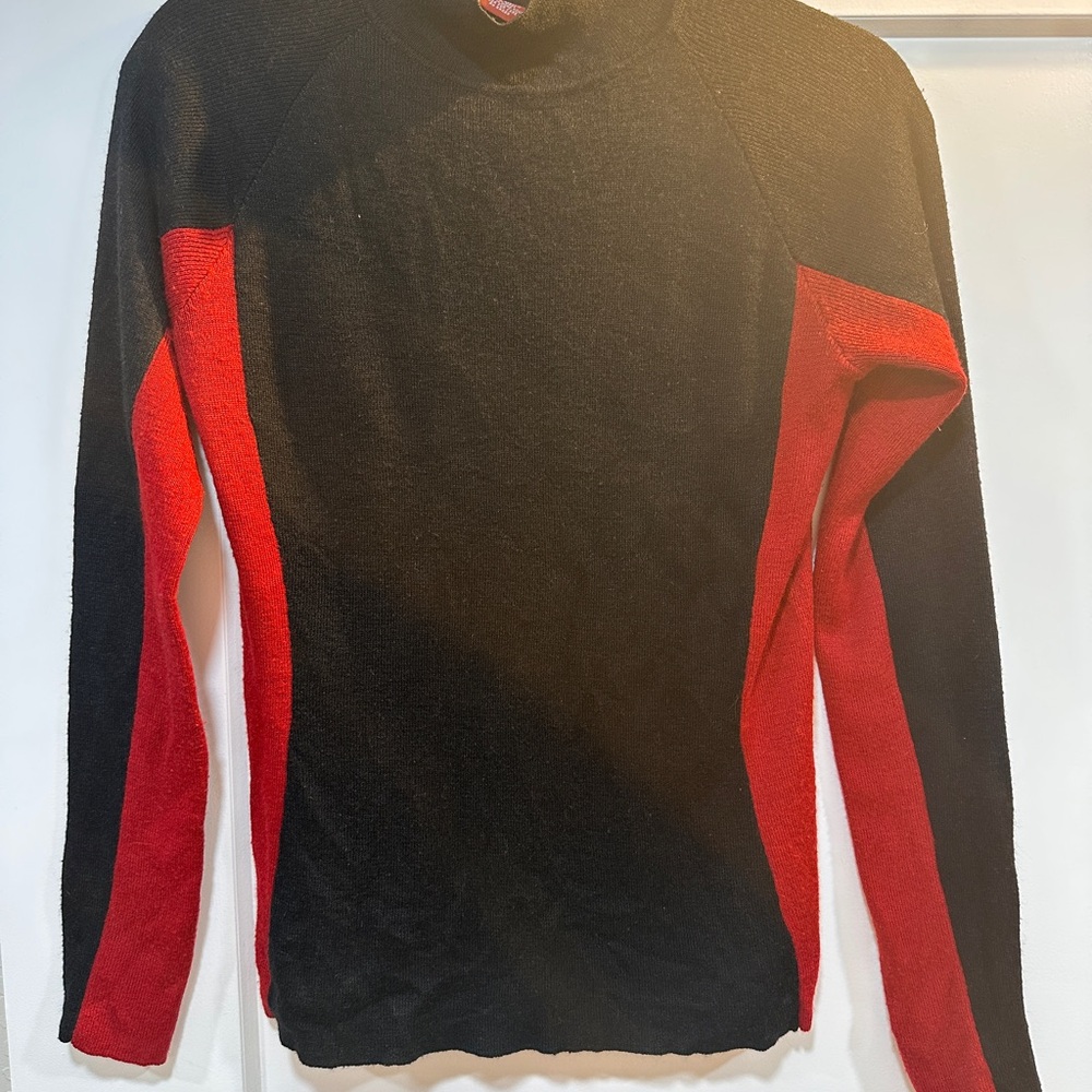 Old Navy Women's Black and Red Crewneck Sweater